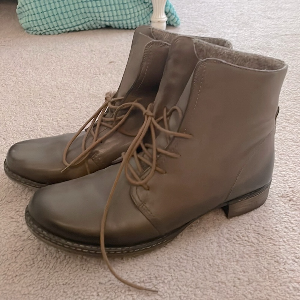 Size 9 mini boots